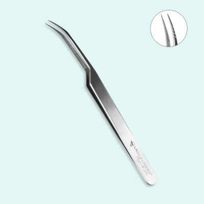 Hosszú hegyű, félig ívelt Izolációs csipesz, több bevágással a hegyeken.